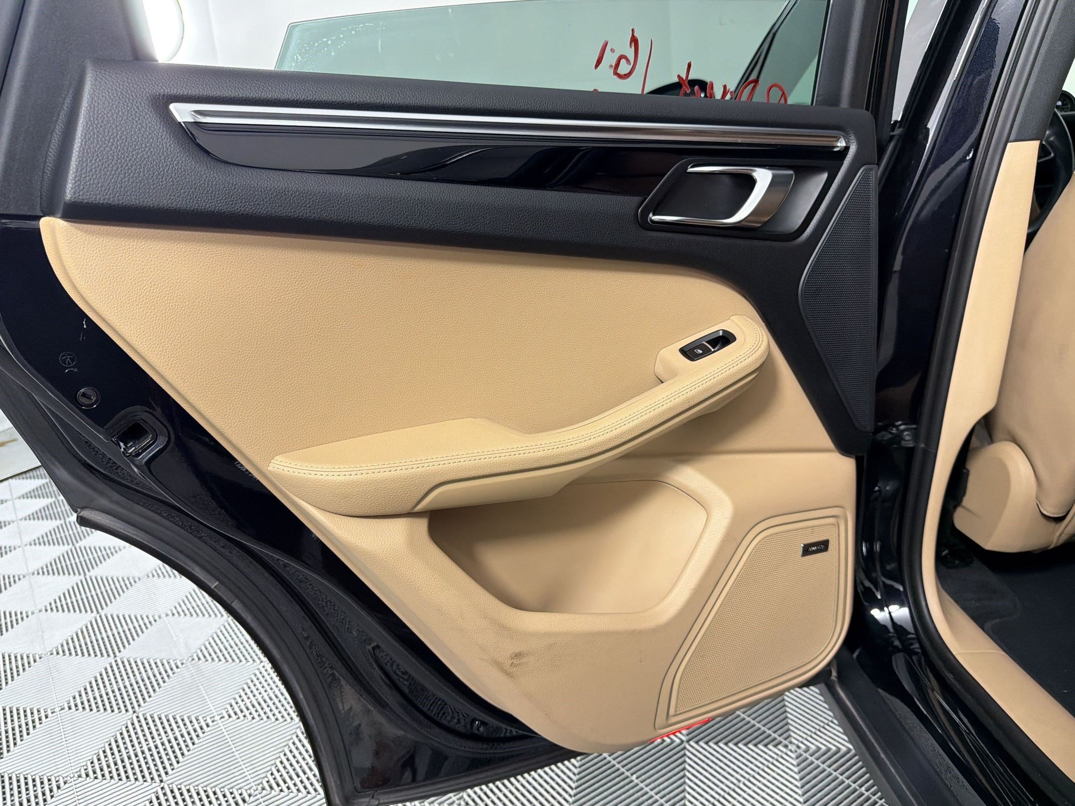 Certified 2024 Porsche Macan S AWD/4WD image 28