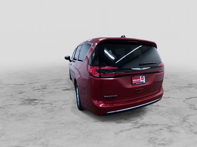 Used 2025 Chrysler Pacifica Select image 8