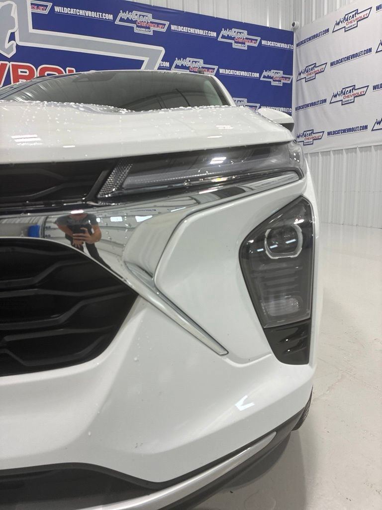 Used 2025 Chevrolet Trax LT FWD image 10