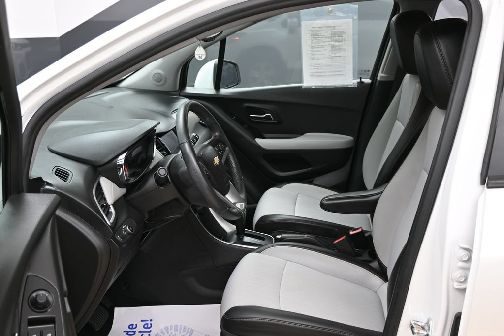 Used 2022 Chevrolet Trax LT w/ LT Convenience Package AWD/4WD image 19