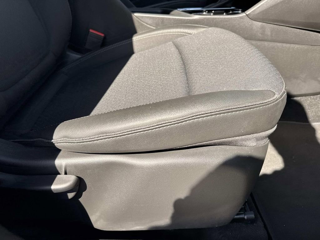 Used 2025 Buick Encore GX Preferred AWD/4WD image 12