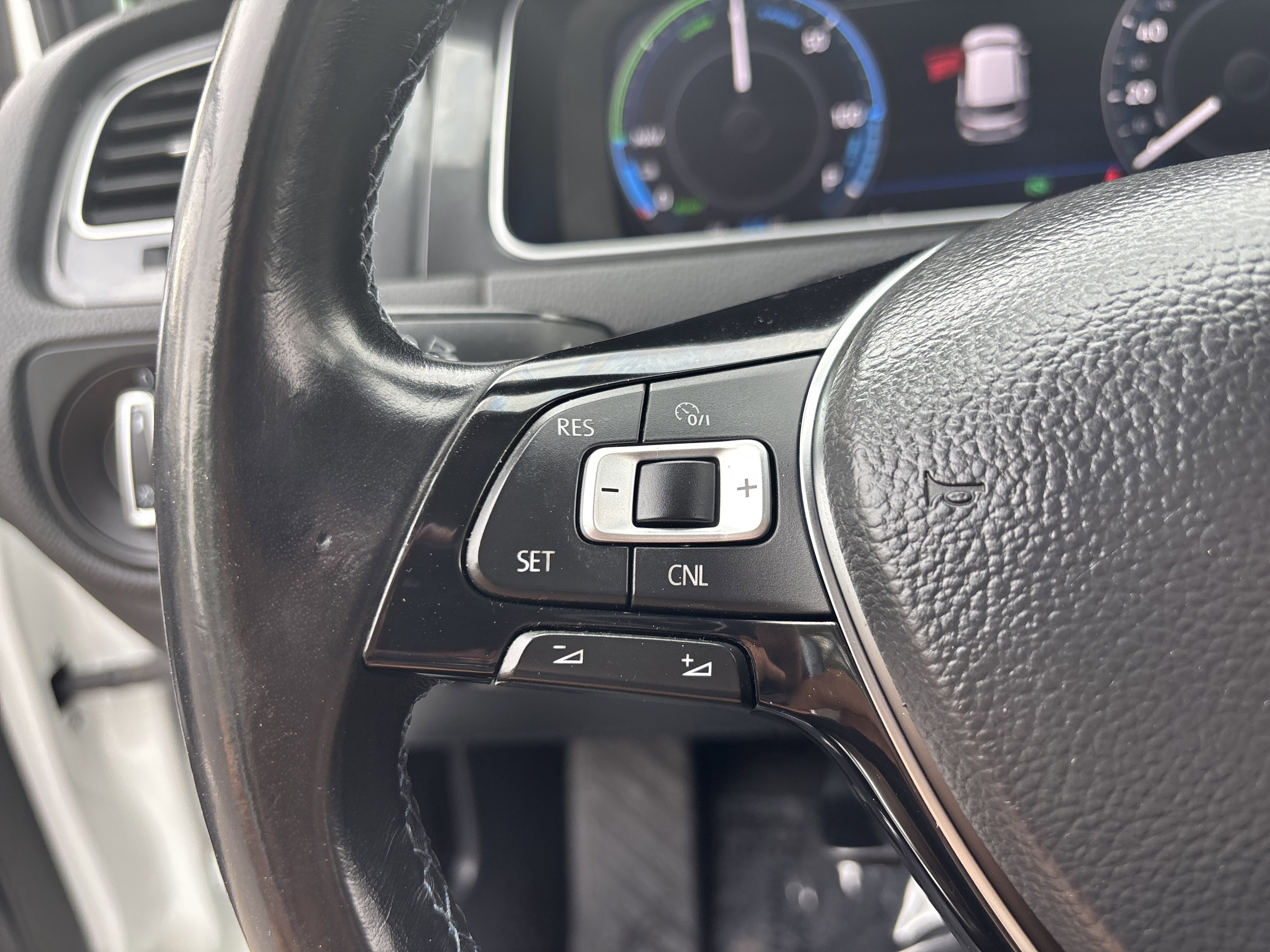 Used 2018 Volkswagen e-Golf SEL Premium image 25