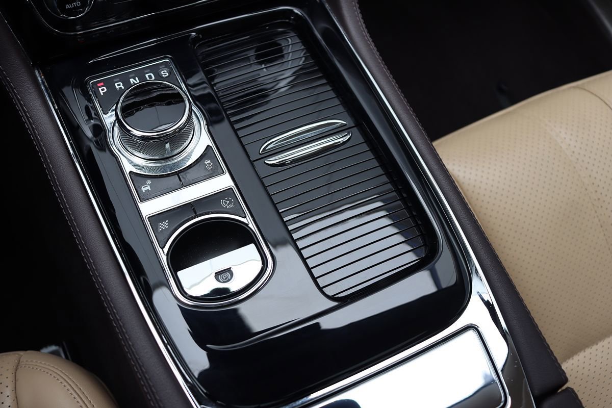 Used 2014 Jaguar XJ image 22
