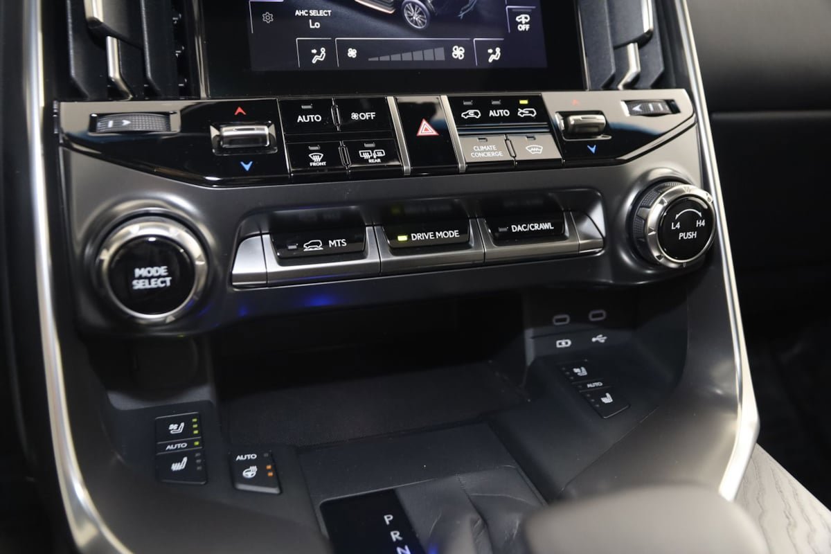 Used 2025 Lexus LX 600 4WD w/ Luxury Package image 36
