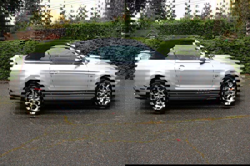 Used 2010 Ford Mustang Premium image 16