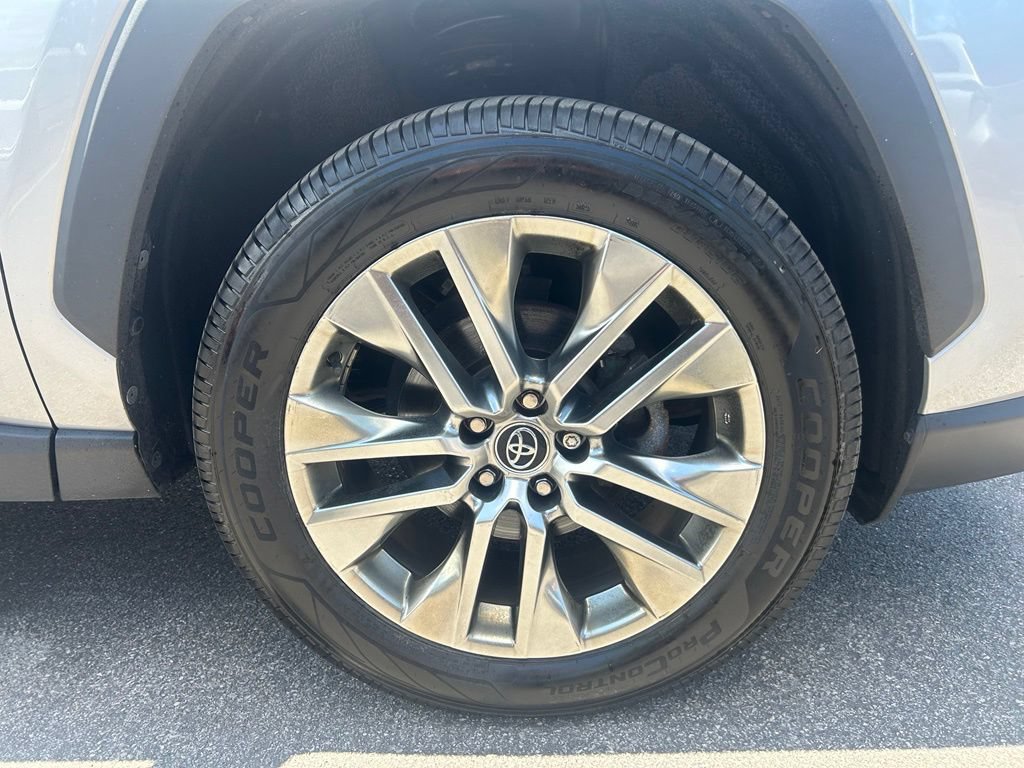 Used 2020 Toyota RAV4 XLE Premium AWD/4WD image 25