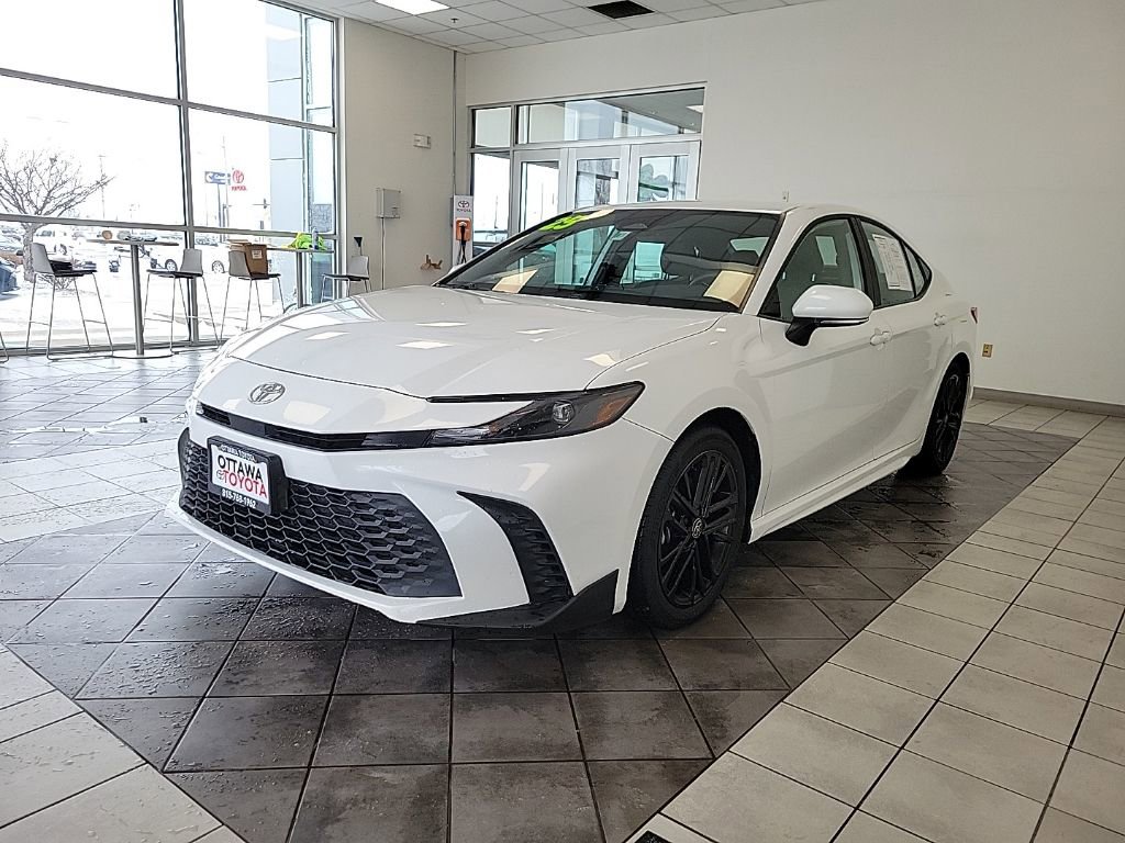 Used 2025 Toyota Camry SE image 2