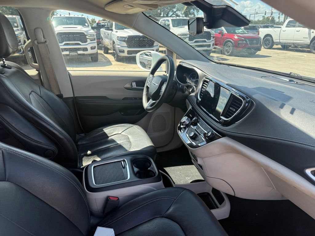 Used 2022 Chrysler Pacifica Touring-L FWD image 7
