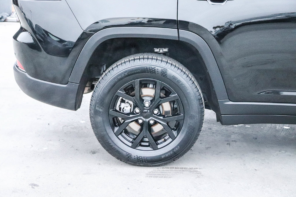 Used 2025 Jeep Grand Cherokee Altitude AWD/4WD image 12