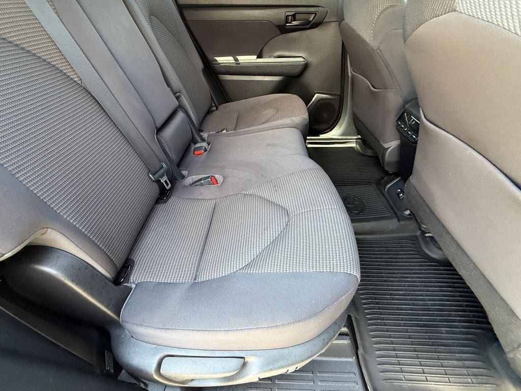 Used 2020 Toyota Highlander L FWD image 11