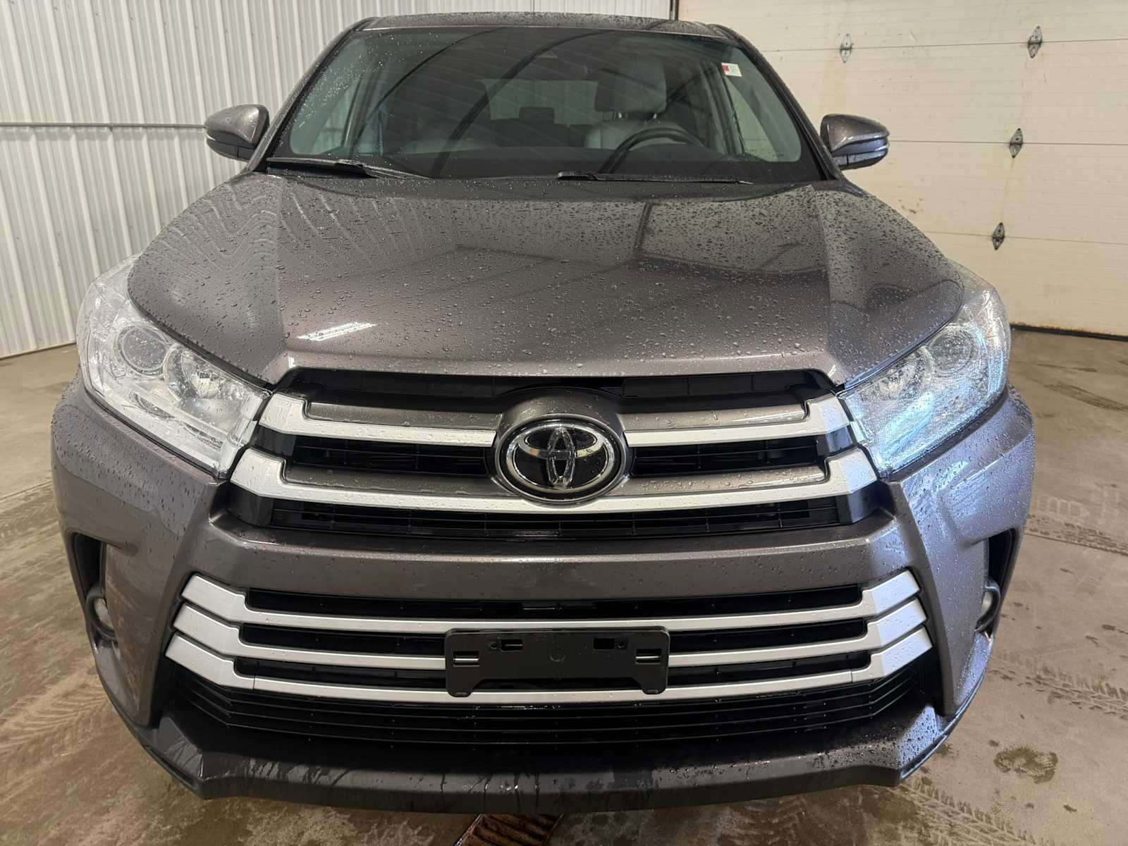 Used 2019 Toyota Highlander LE AWD/4WD image 3