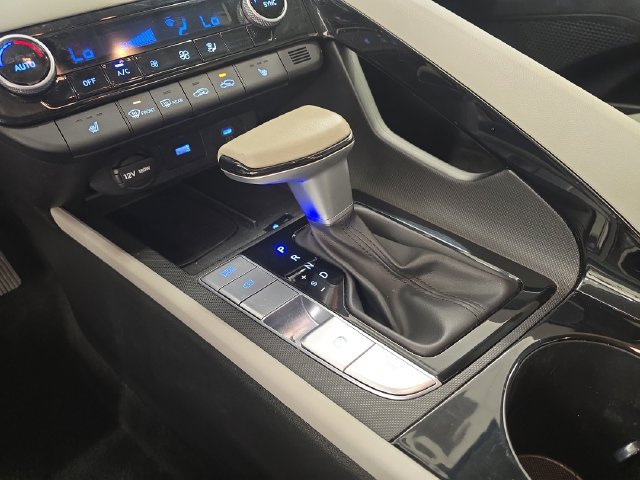 Used 2025 Hyundai Elantra Limited FWD image 26