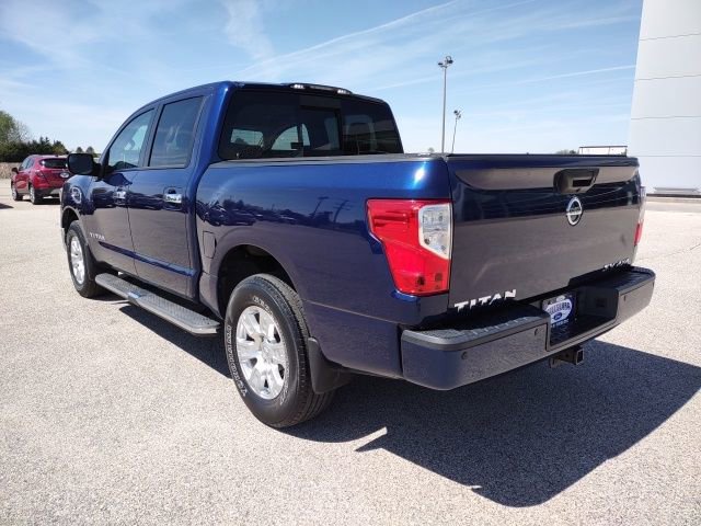 Used 2017 Nissan Titan SV image 3