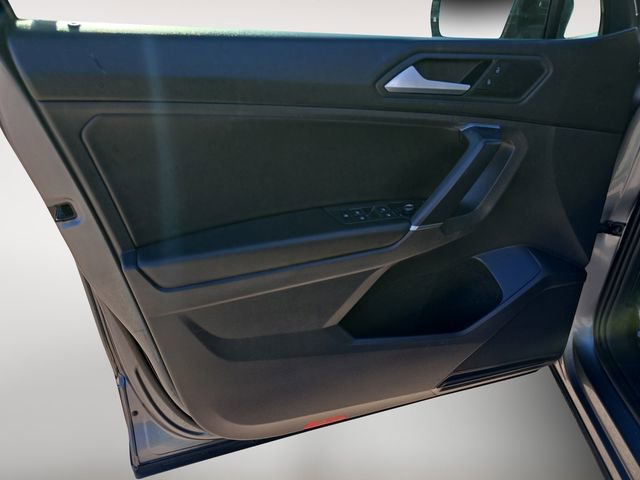 Used 2020 Volkswagen Tiguan SE image 18