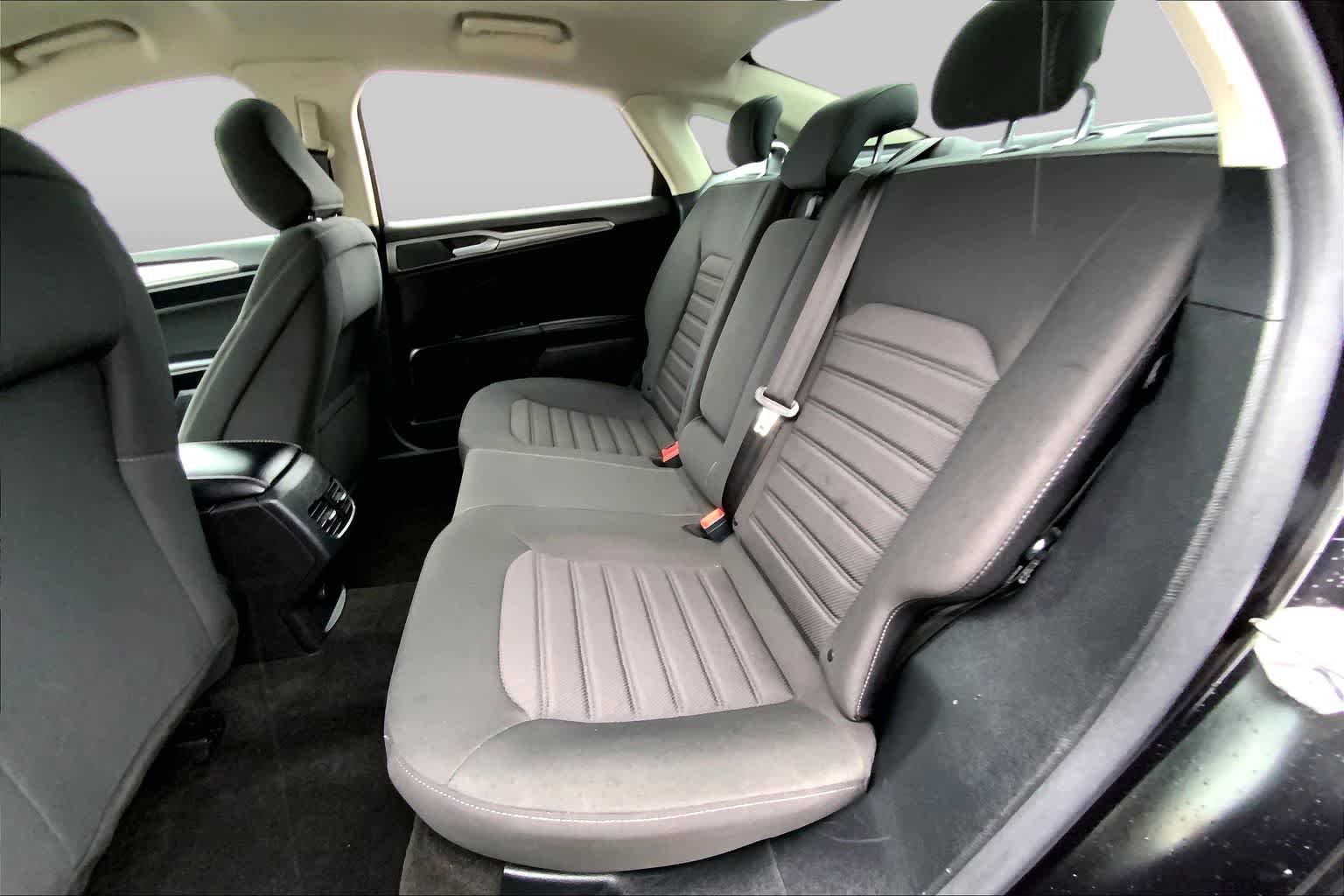 Used 2020 Ford Fusion SE FWD image 18