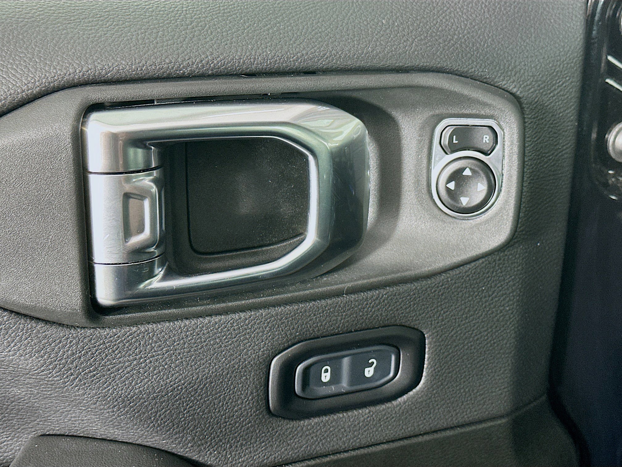 Used 2025 Jeep Wrangler Sahara w/ Safety Group AWD/4WD image 15