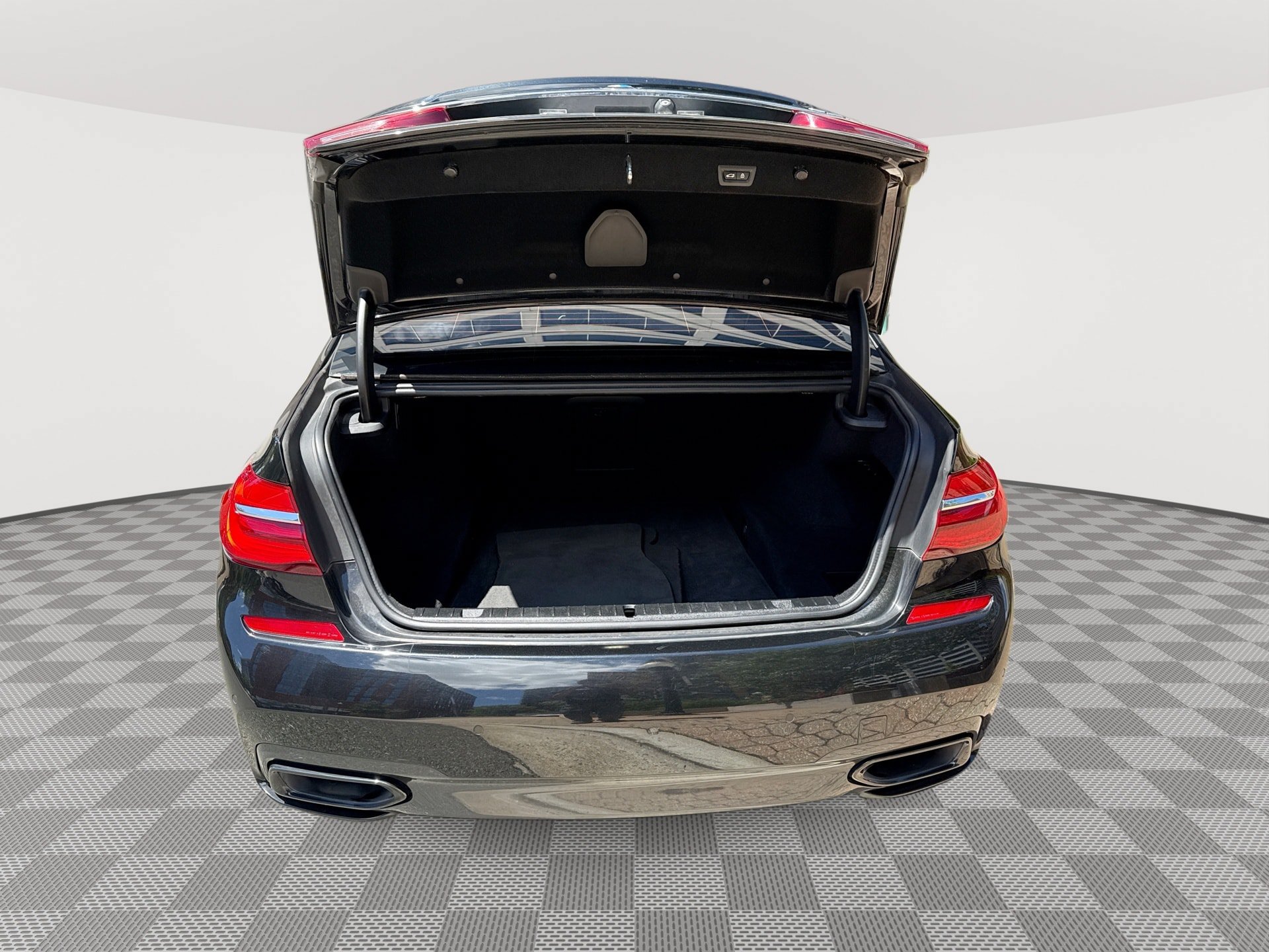 Used 2017 BMW 750i RWD image 21