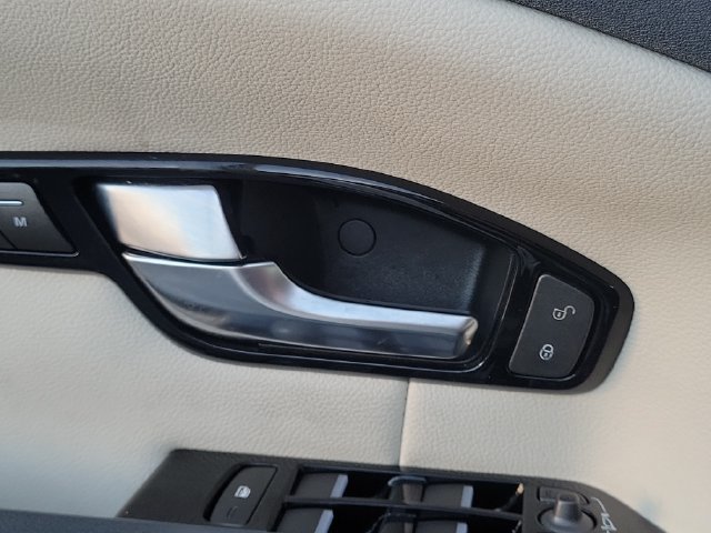 Used 2018 Land Rover Range Rover Evoque SE AWD/4WD image 16