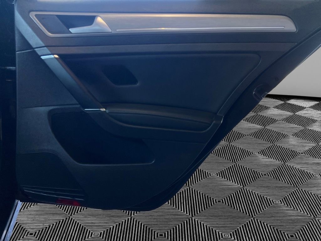 Used 2015 Volkswagen Golf S image 16