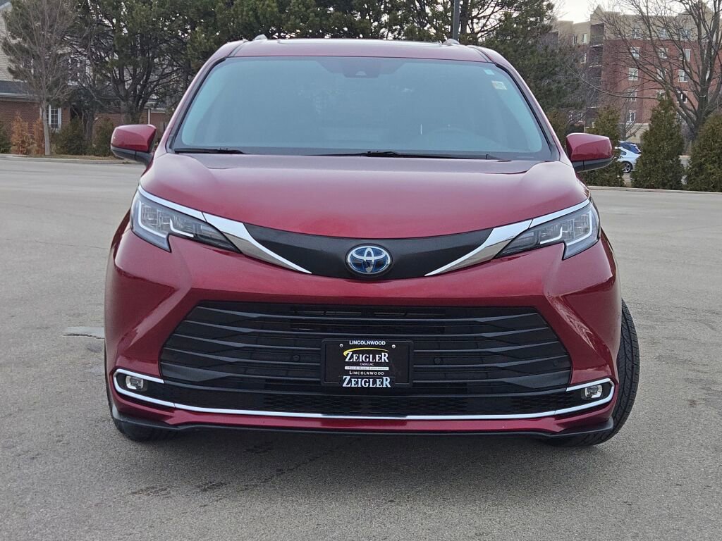 Used 2023 Toyota Sienna XLE image 4