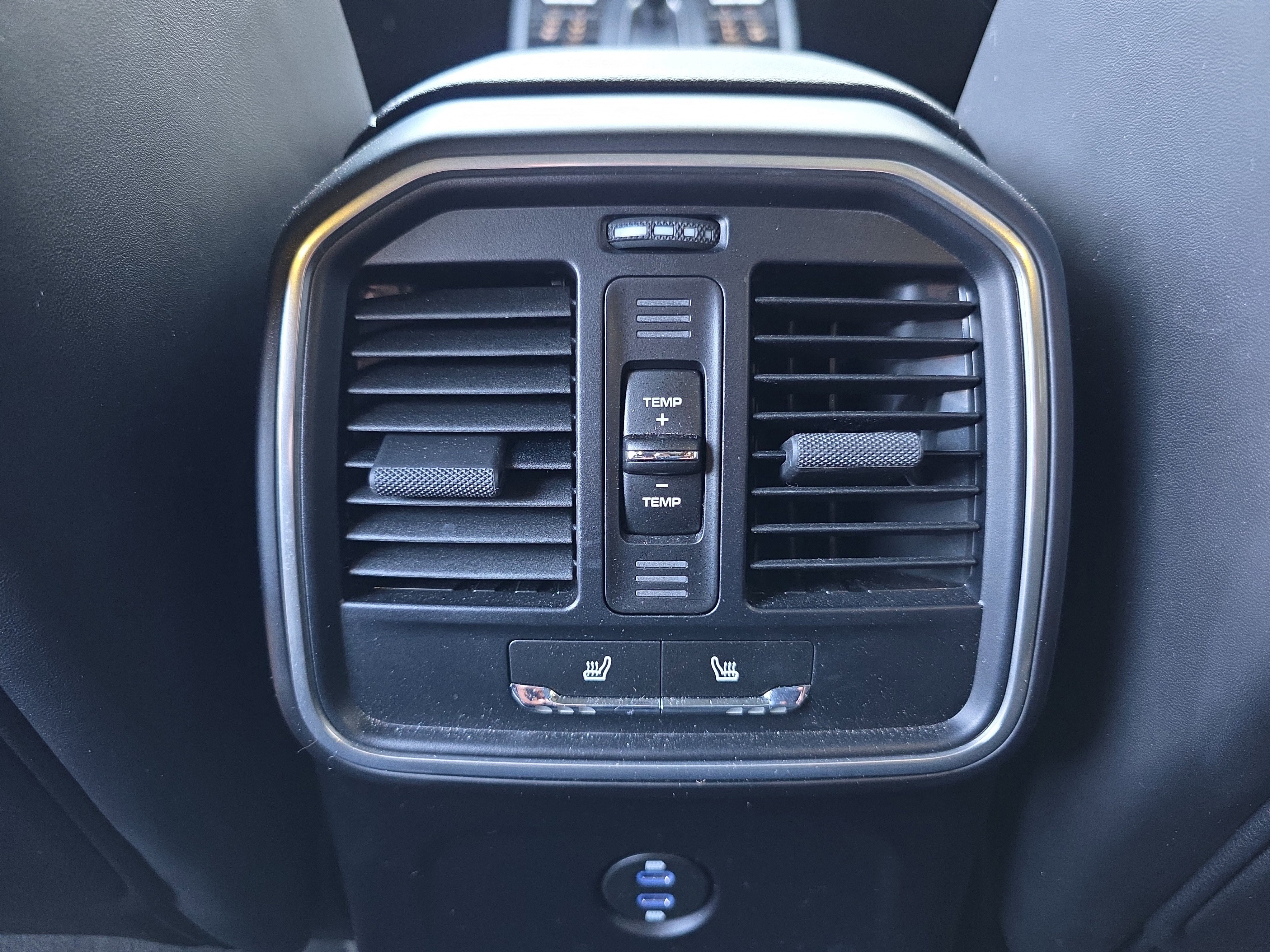 Certified 2024 Porsche Macan image 15