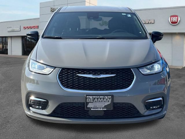 Used 2025 Chrysler Pacifica Select FWD image 2