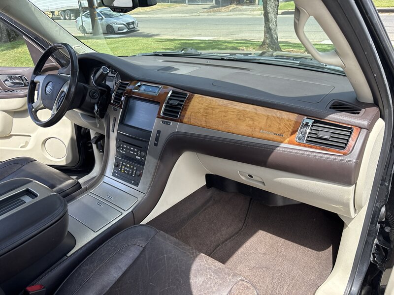 Used 2011 Cadillac Escalade ESV Platinum AWD/4WD image 35