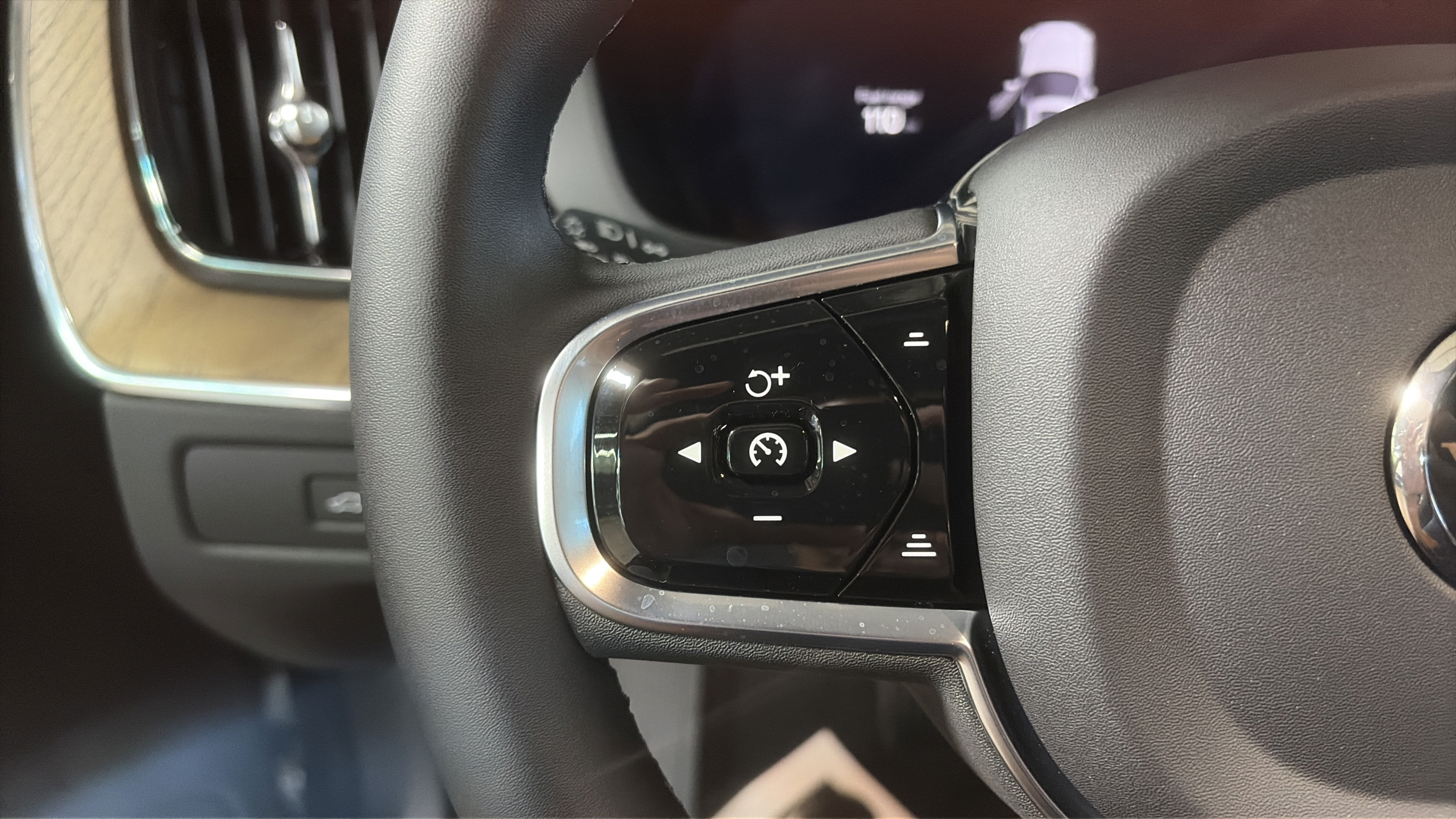 New 2027 Volvo XC60 B5 Plus AWD/4WD image 11