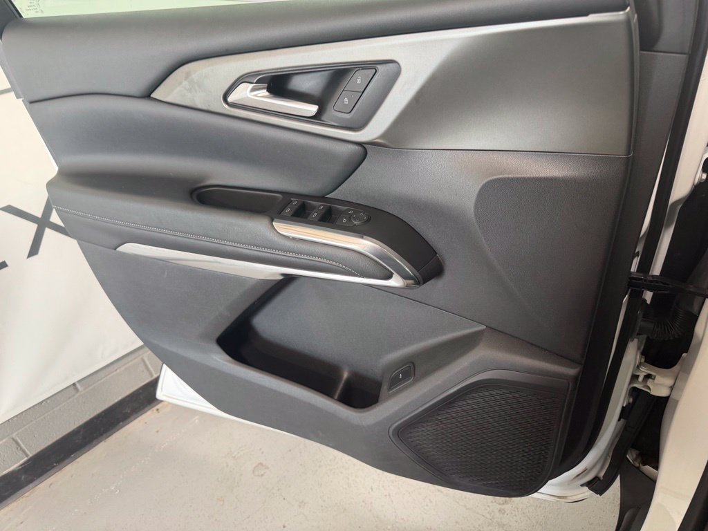 Used 2025 Chevrolet Traverse LT FWD image 13