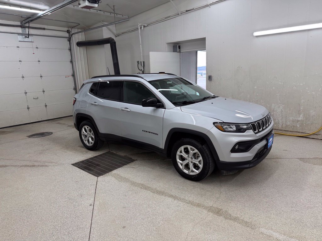 Used 2024 Jeep Compass Latitude AWD/4WD image 3