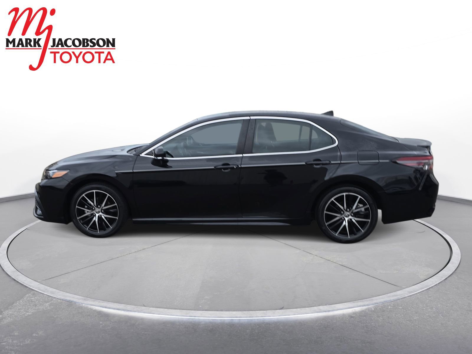 Used 2023 Toyota Camry SE image 14