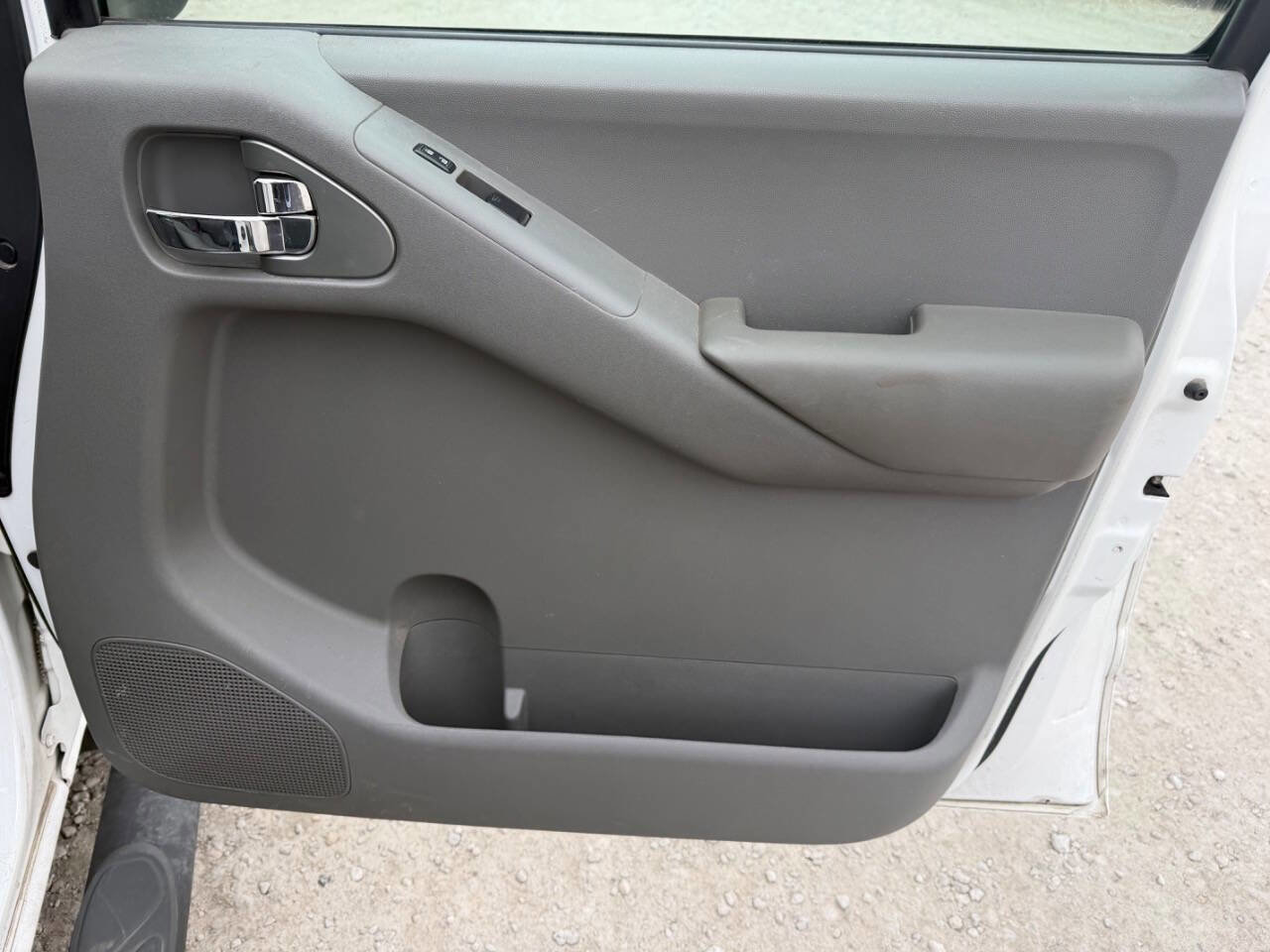 Used 2010 Nissan Frontier SE image 20