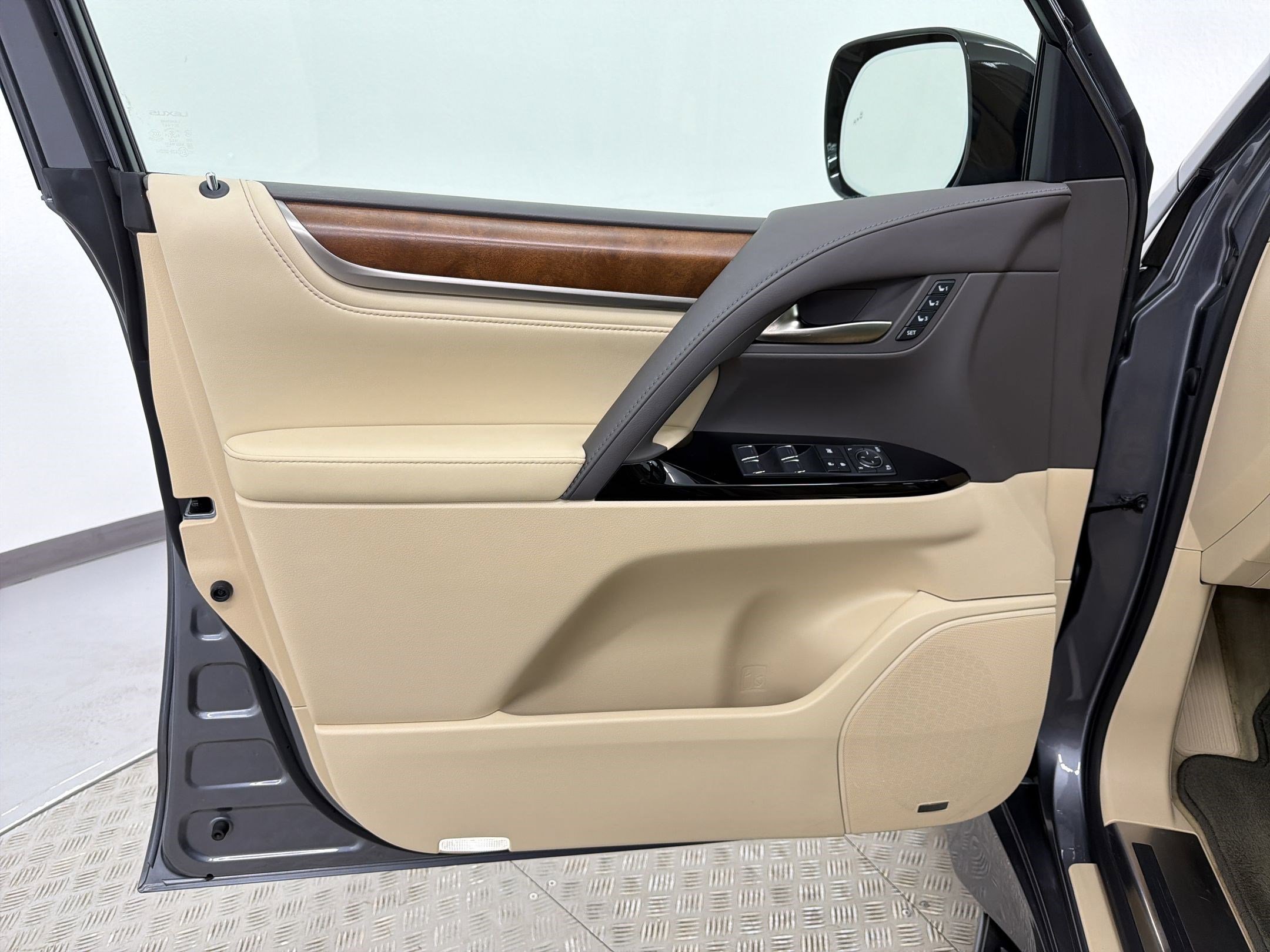 Used 2018 Lexus LX 570 4WD w/ Luxury Package image 23