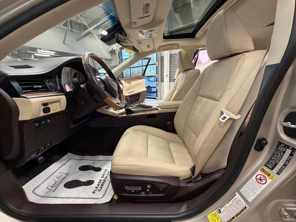 Used 2017 Lexus ES 300h w/ Luxury Package image 59