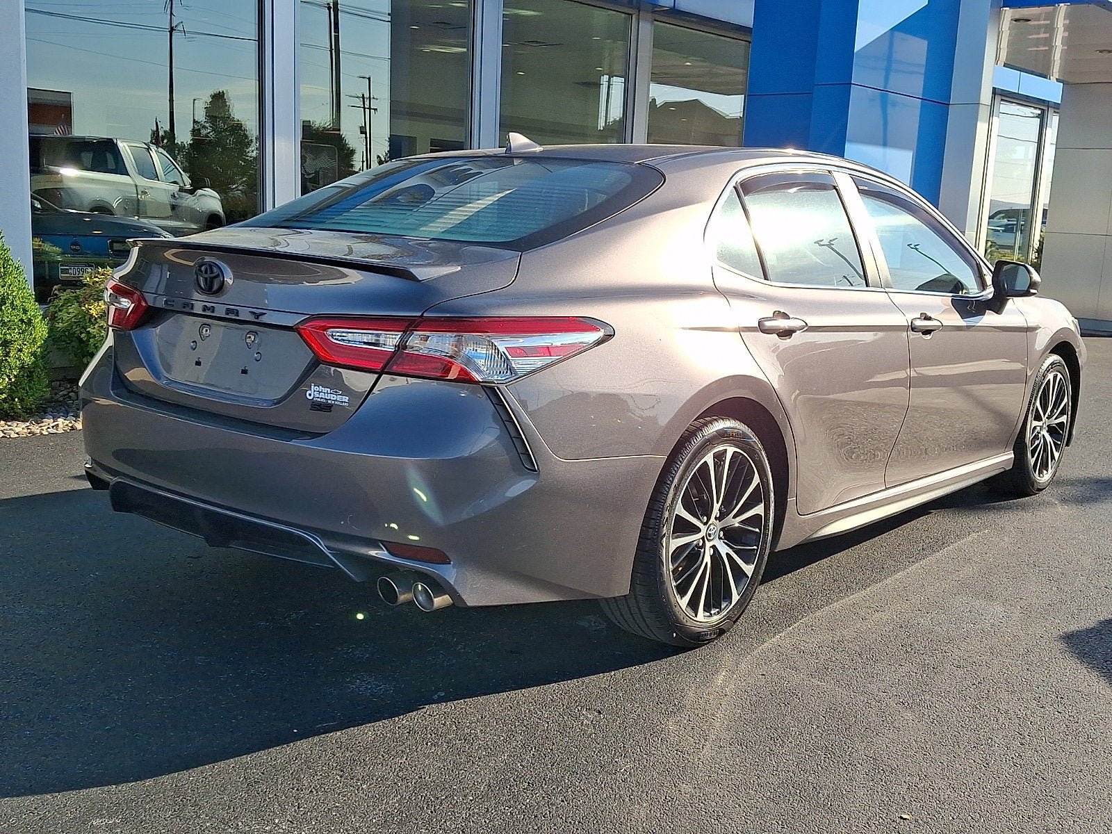Used 2020 Toyota Camry SE w/ Blackout Package FWD image 6