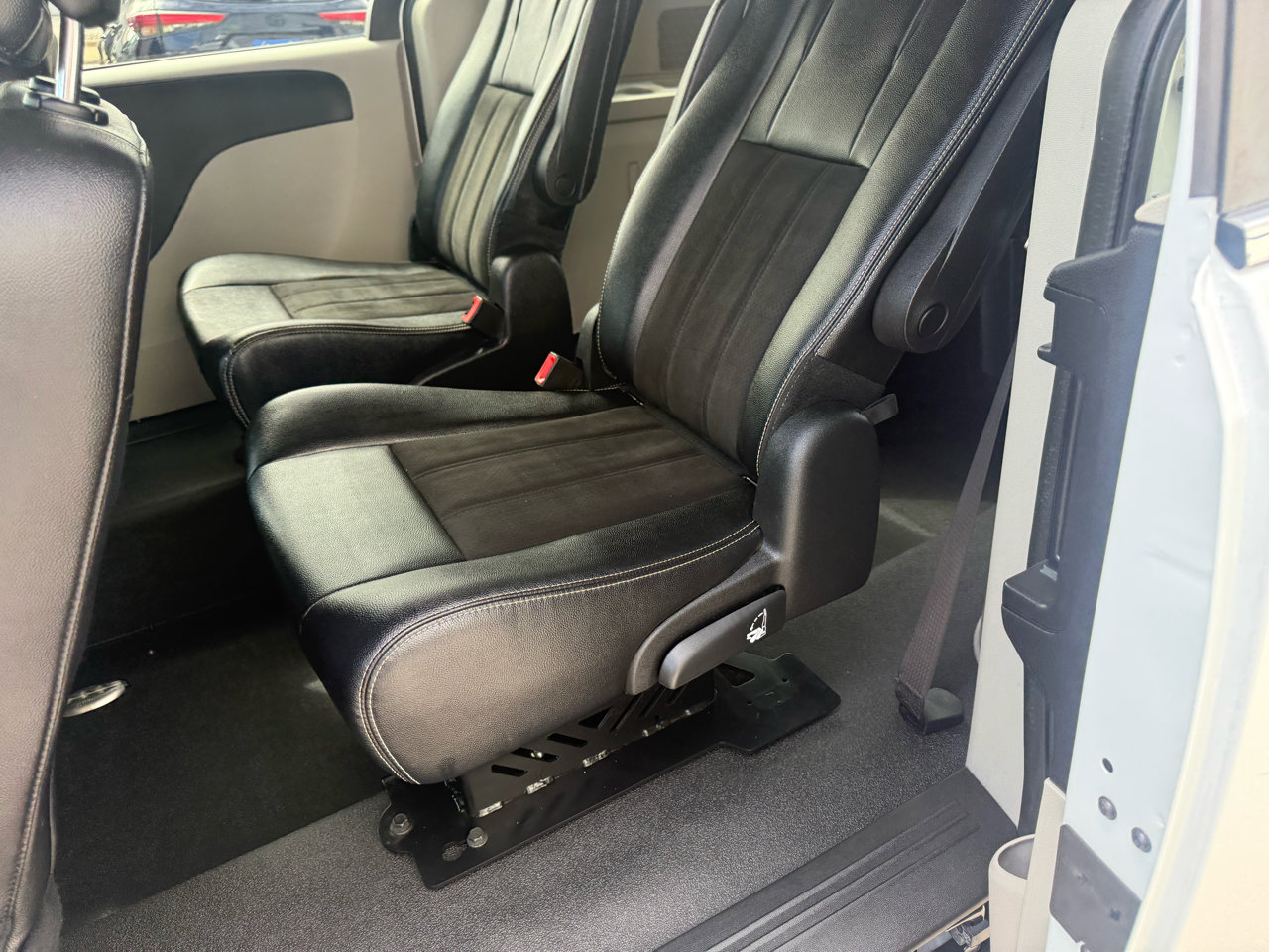 Used 2019 Dodge Grand Caravan SXT image 12