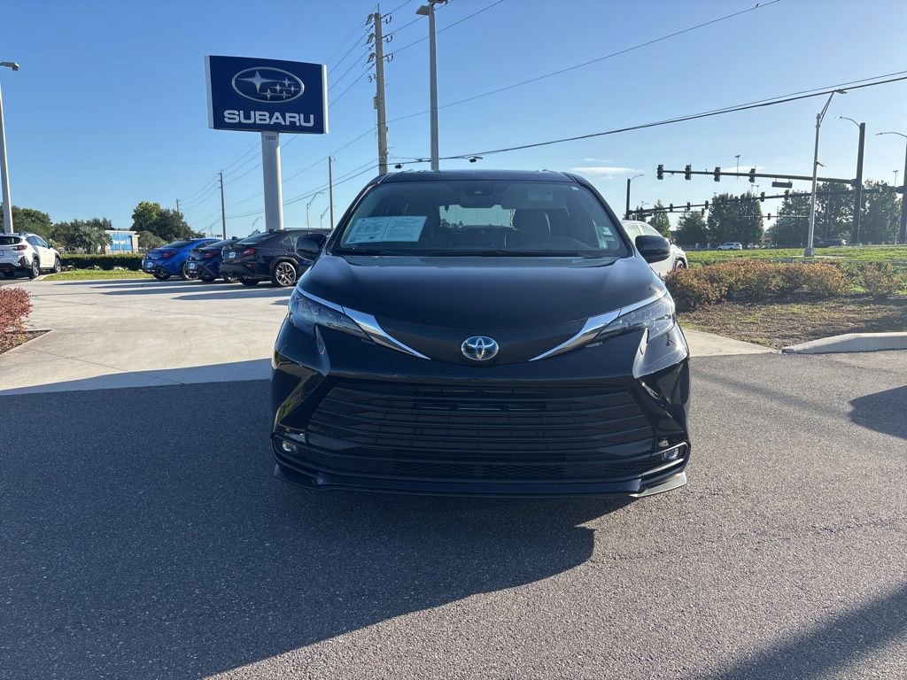 Used 2025 Toyota Sienna XLE FWD image 2