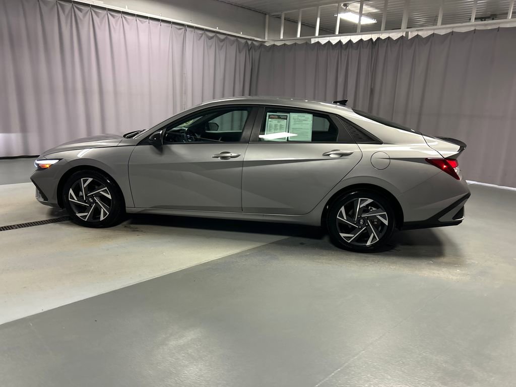 Used 2025 Hyundai Elantra Sport image 4