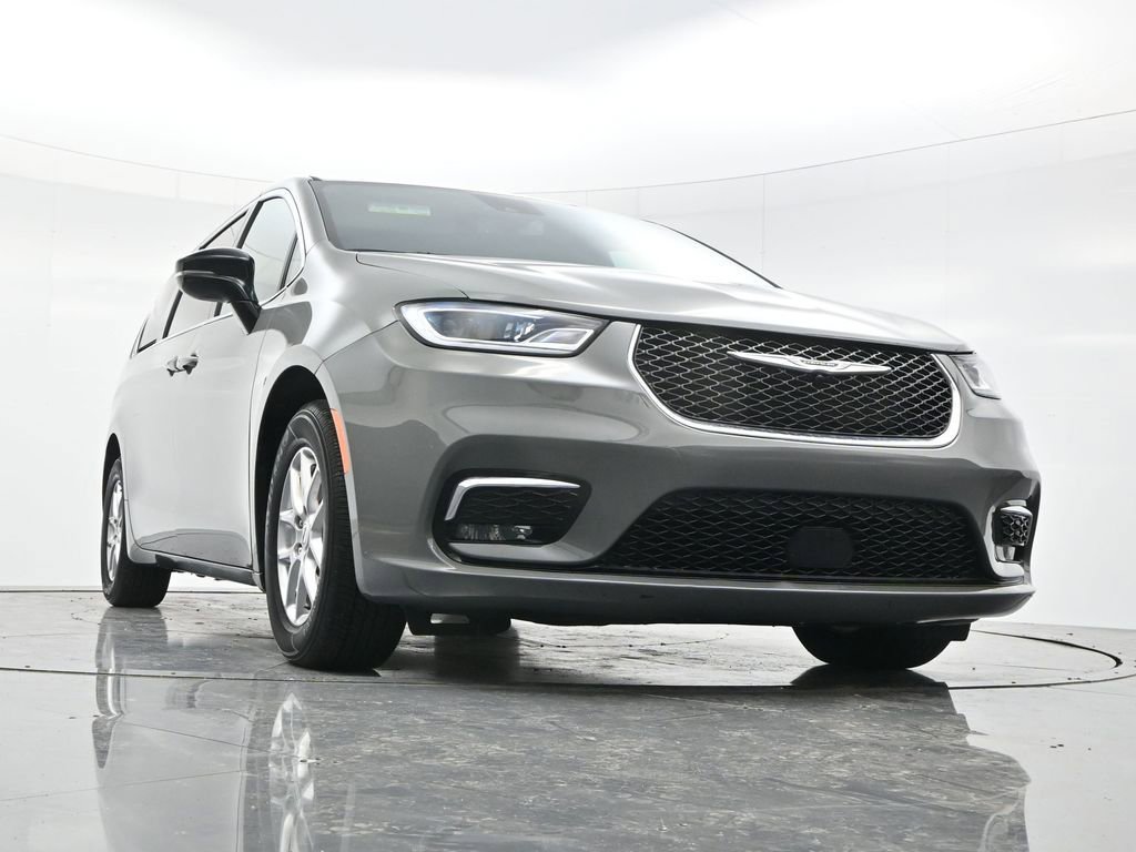 Used 2025 Chrysler Pacifica Select FWD image 45