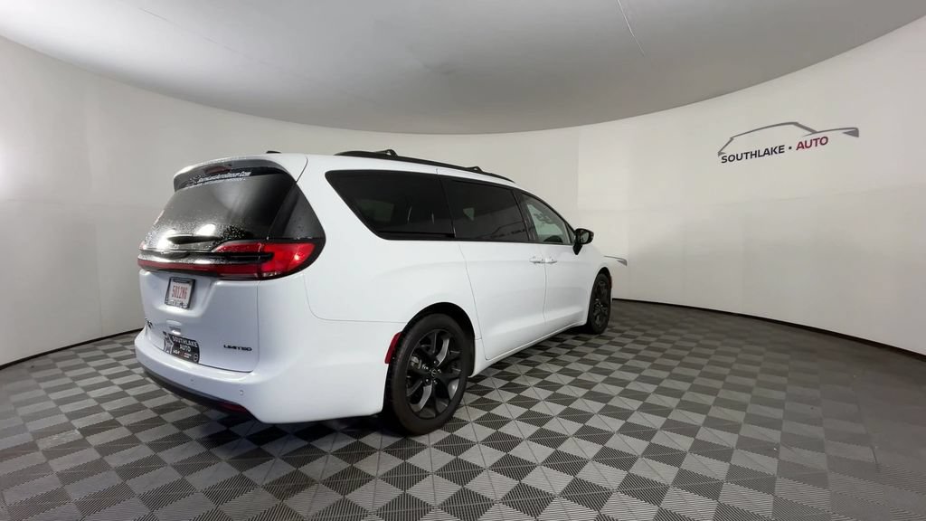 Used 2025 Chrysler Pacifica Limited FWD image 9