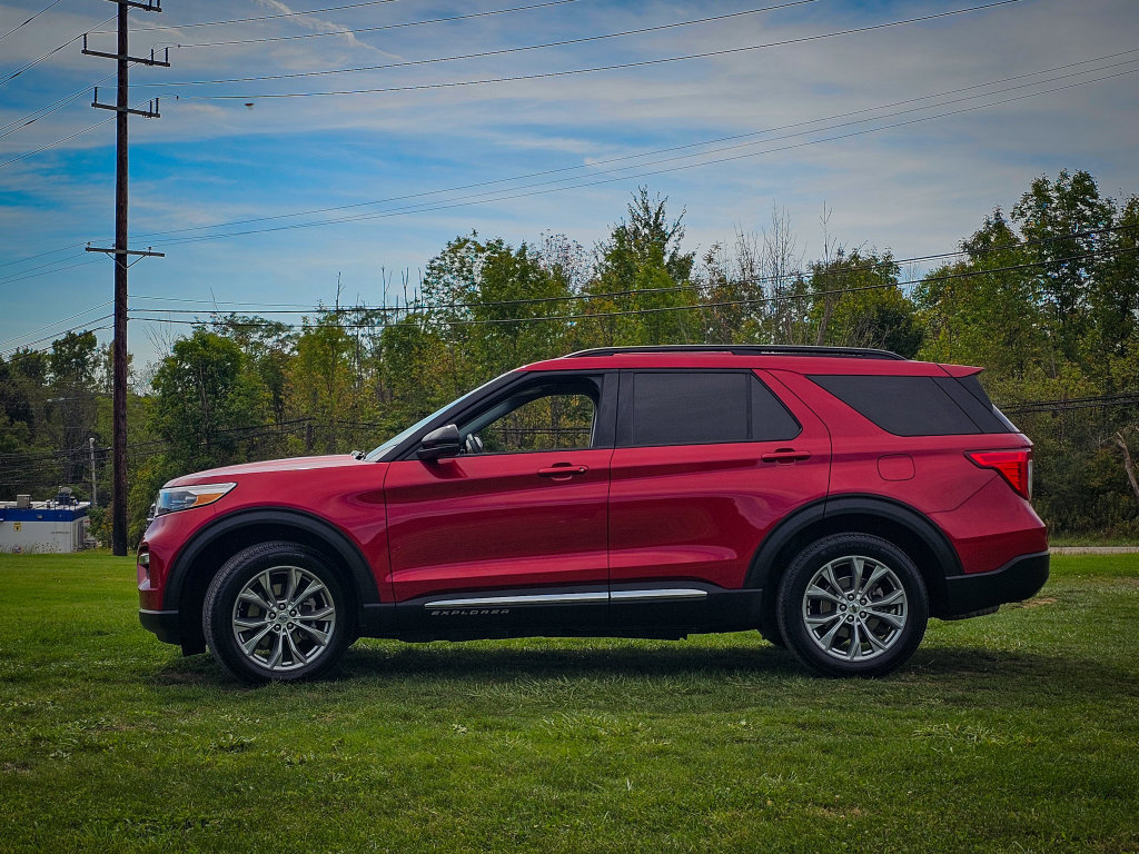 Used 2023 Ford Explorer XLT w/ Equipment Group 202A AWD/4WD image 7