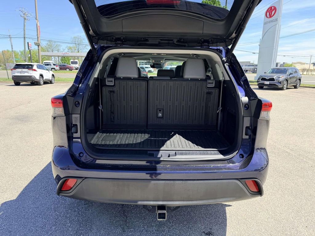 Used 2021 Toyota Highlander XLE image 16