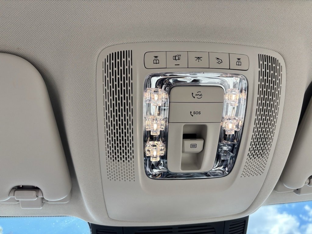 Used 2025 Mercedes-Benz GLS 580 4MATIC image 32