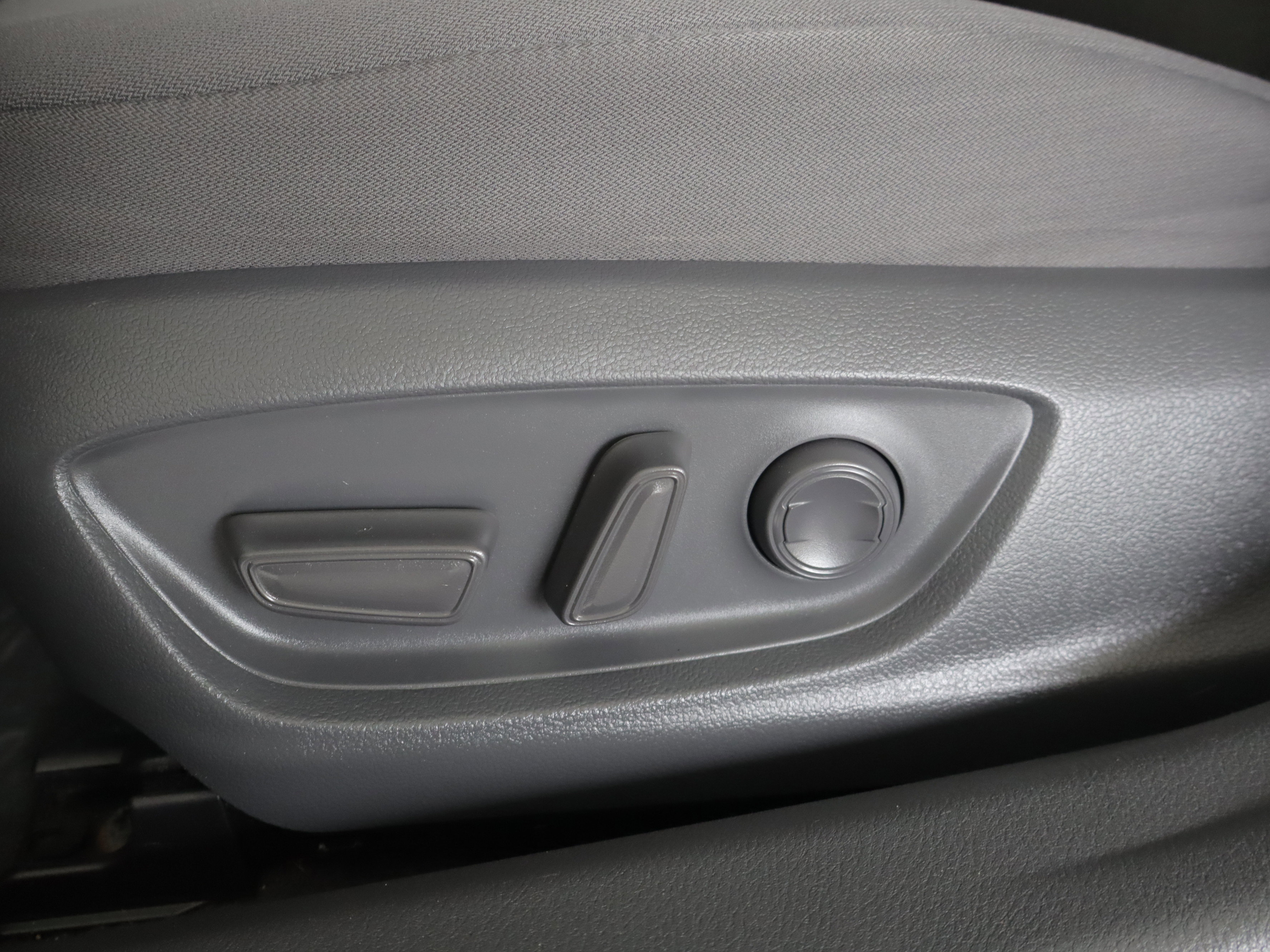 Used 2018 Toyota Camry LE FWD image 12