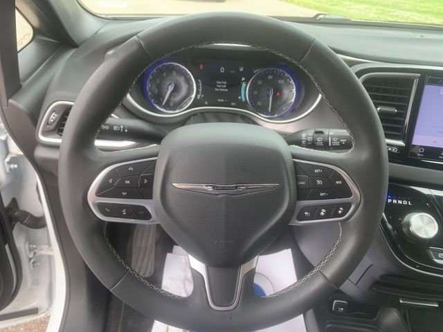 Used 2025 Chrysler Pacifica Select FWD image 15