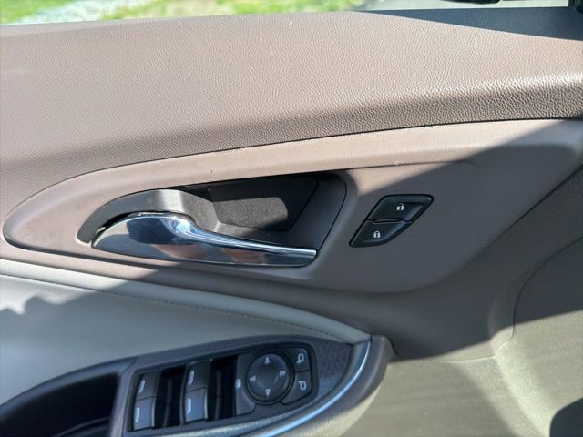 Used 2017 Chevrolet Malibu LT FWD image 19