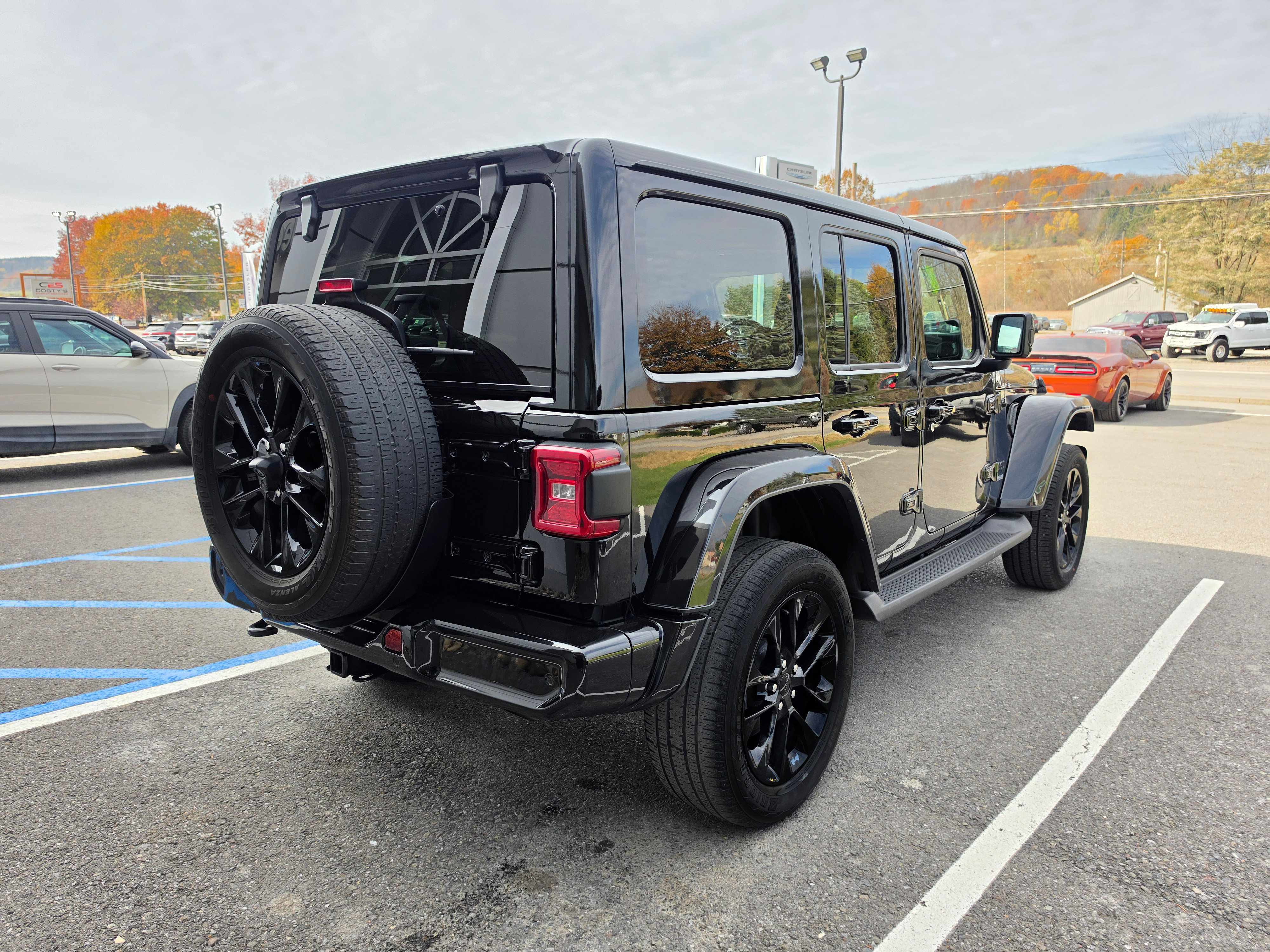 Used 2021 Jeep Wrangler Unlimited Sahara AWD/4WD image 3