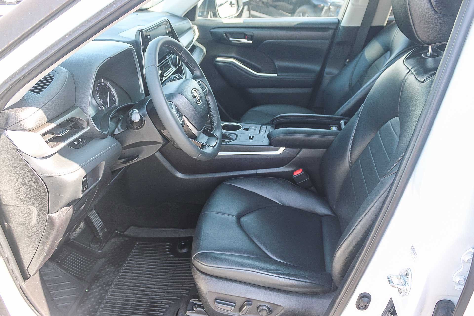 Used 2022 Toyota Highlander XLE FWD image 19