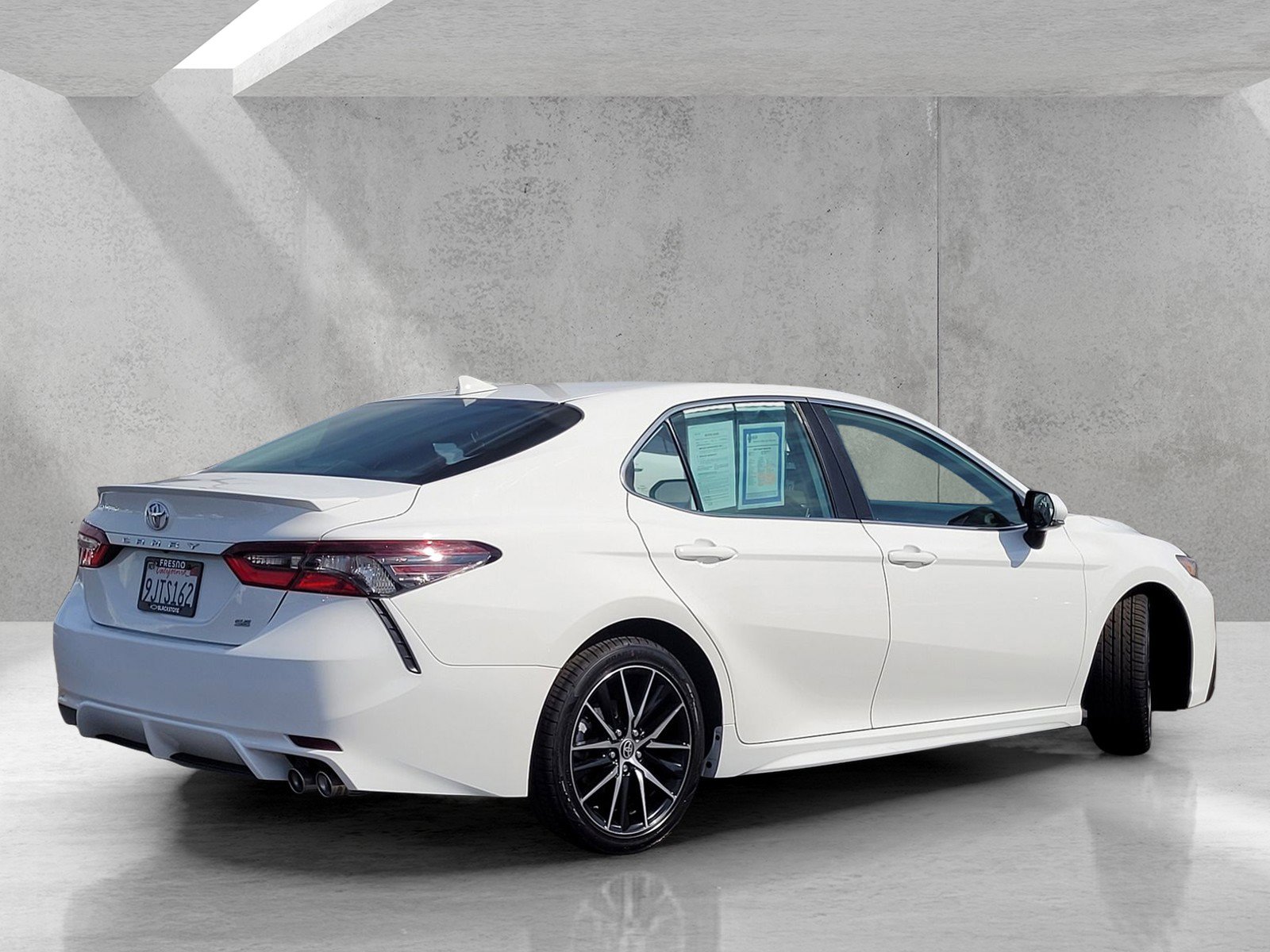 Used 2024 Toyota Camry SE image 4