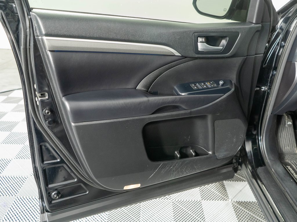 Used 2018 Toyota Highlander SE image 23